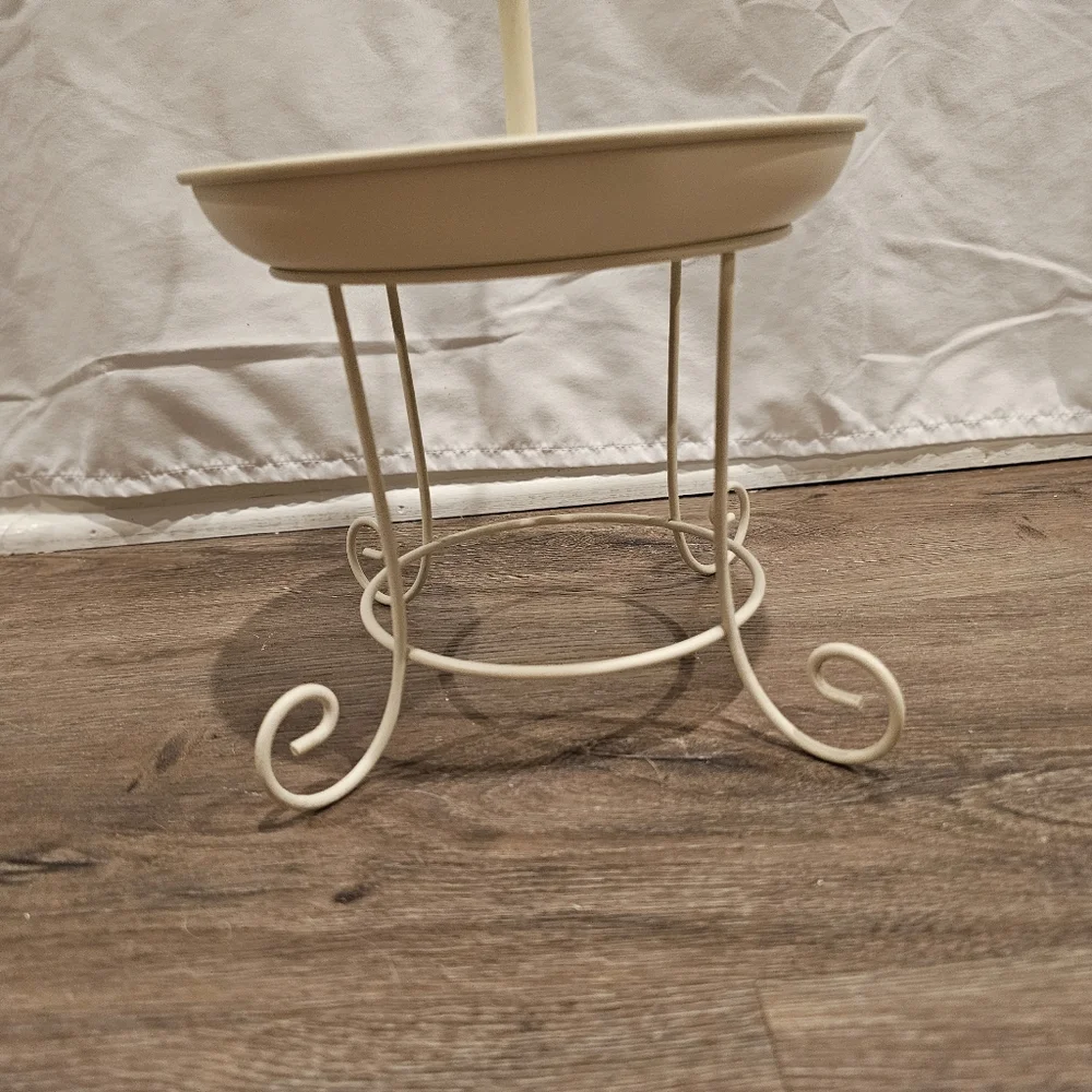 Elegant Cream‎ Jewelry Stand